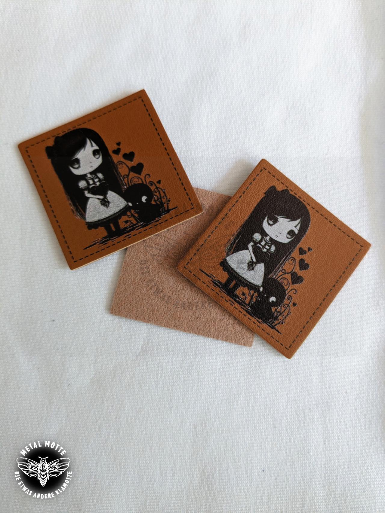 Kunstlederlabel - "Cute Gothic Girl with little friend" - Aufnähbar - Eigenproduktion